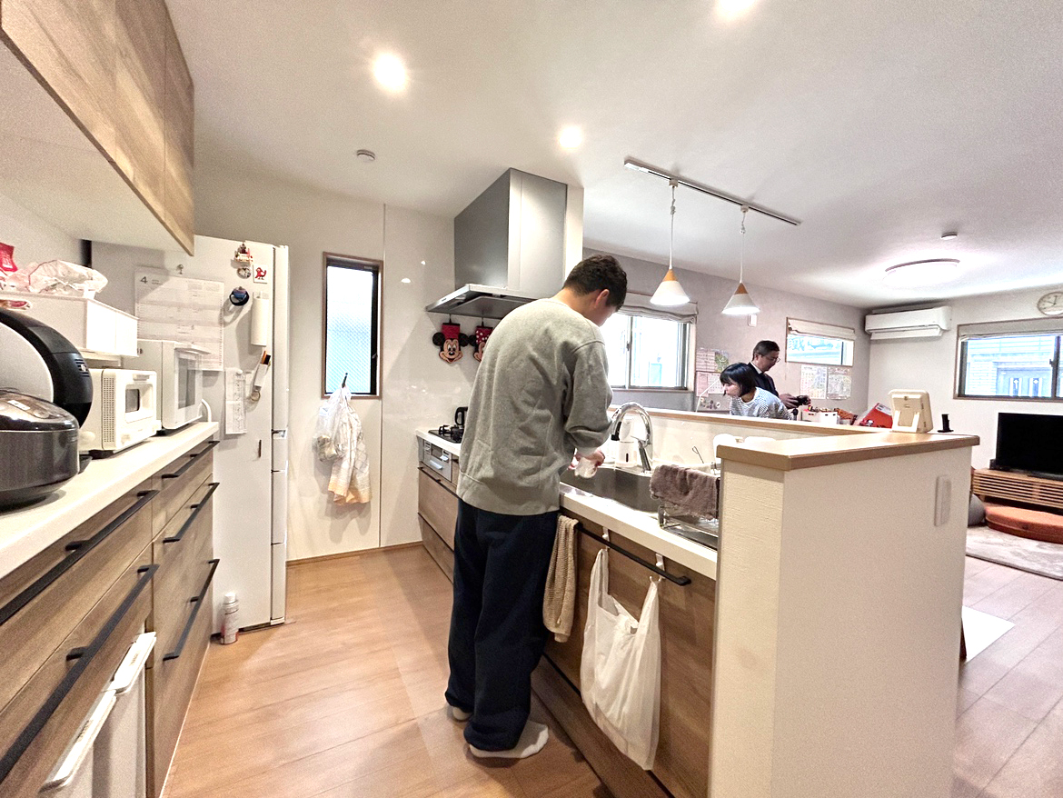 タッチレス水栓を採用し、作業効率も上がったというキッチン。