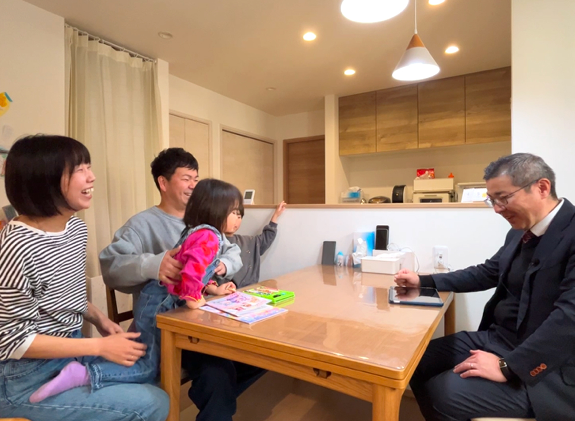 久しぶりに顔を合わせたというA様ご一家と担当営業の高橋。 当時の思い出話に花を咲かせていました。