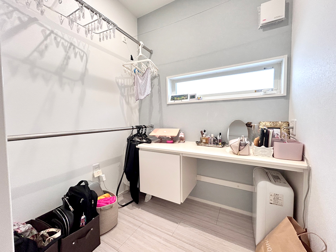 ハンガーパイプとカウンター備え付けで、作業スペースや家事スペースなど多種多様な使い方が可能な「エヴリクローク」。