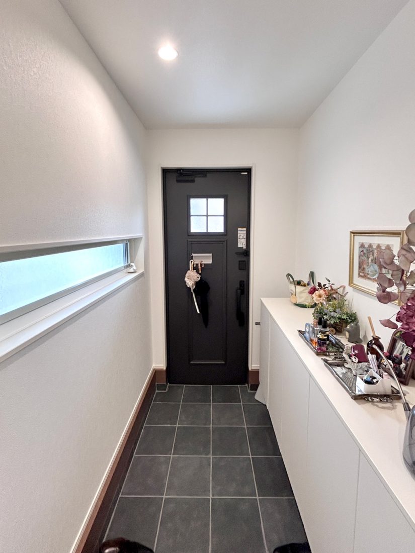 広々とした玄関もご夫妻の満足ポイントの一つ。シューズボックスはワイドなロータイプで圧迫感がありません。