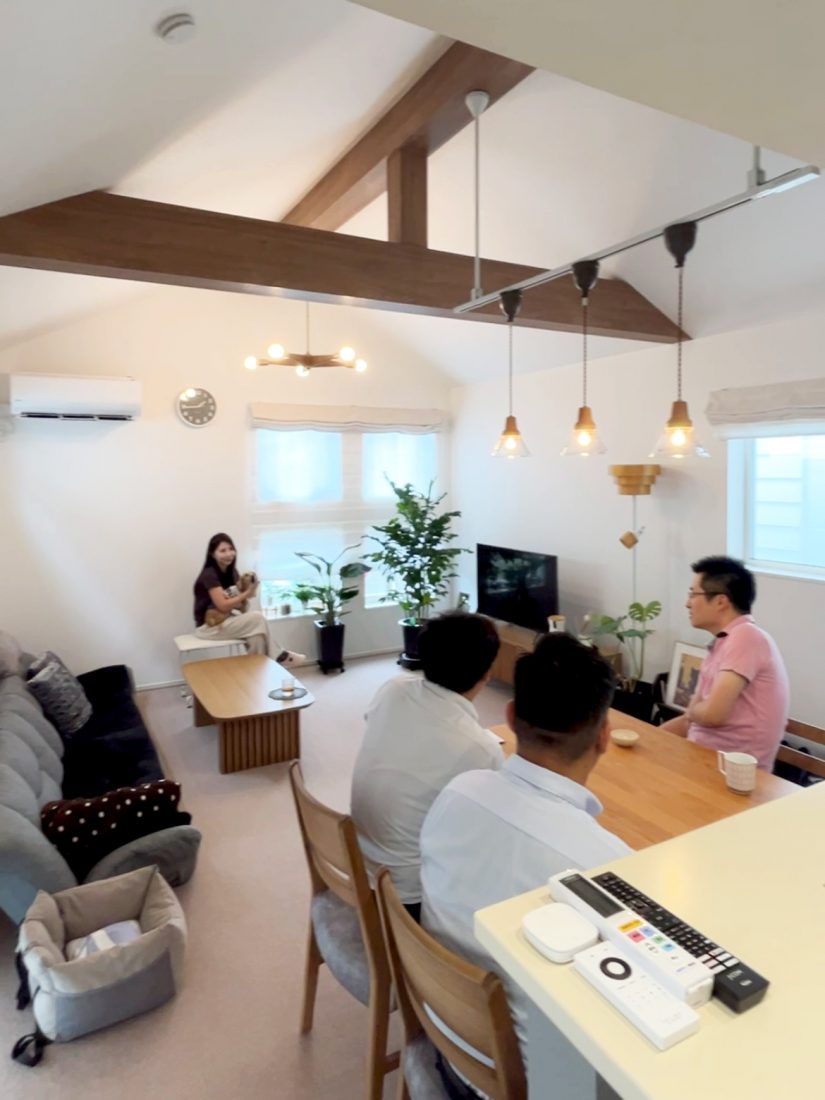 住宅購入の際の譲れない条件の一つだったという勾配天井。開放感があり、梁が空間を引き締めるアクセントに。