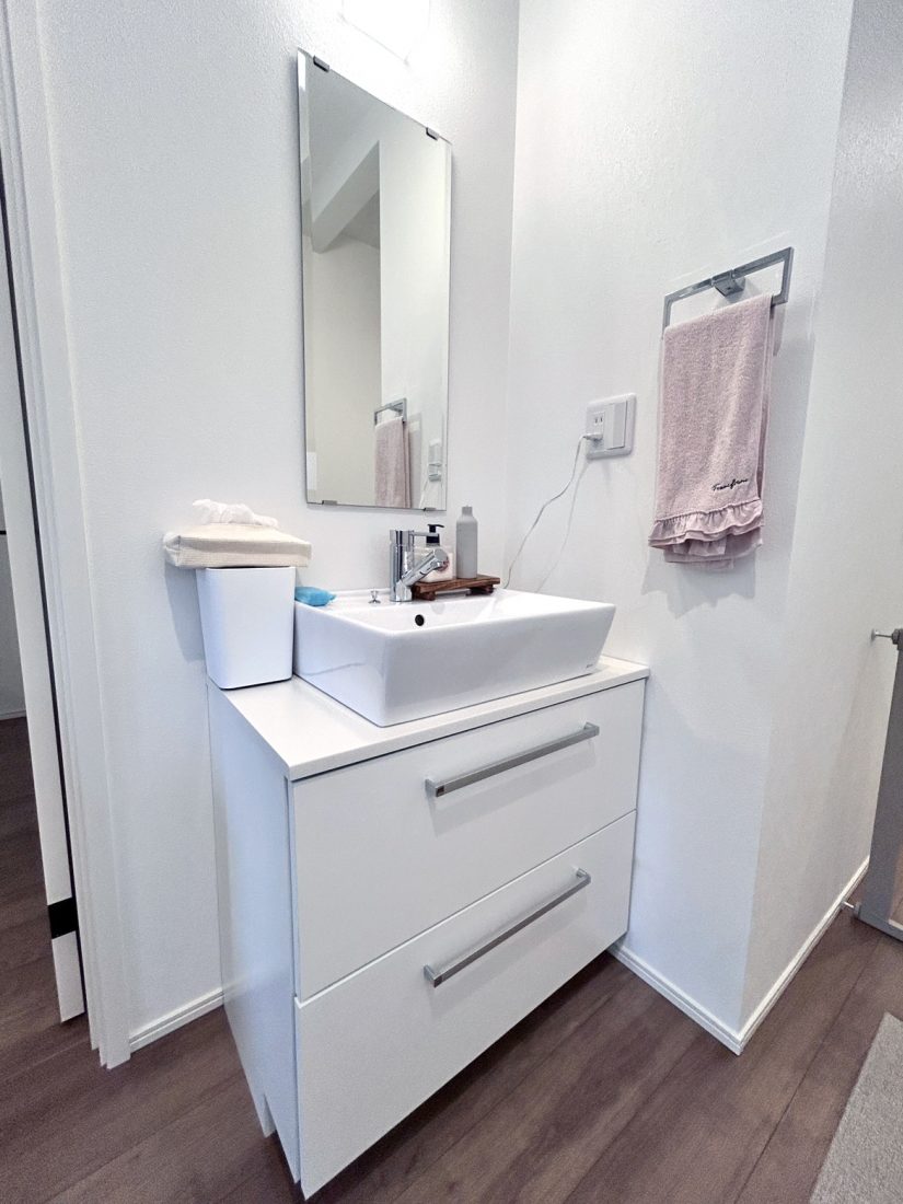 玄関を入ってすぐの場所に設けられた「ただいま洗面」。帰宅してすぐの手洗いも面倒にならず習慣化できる。