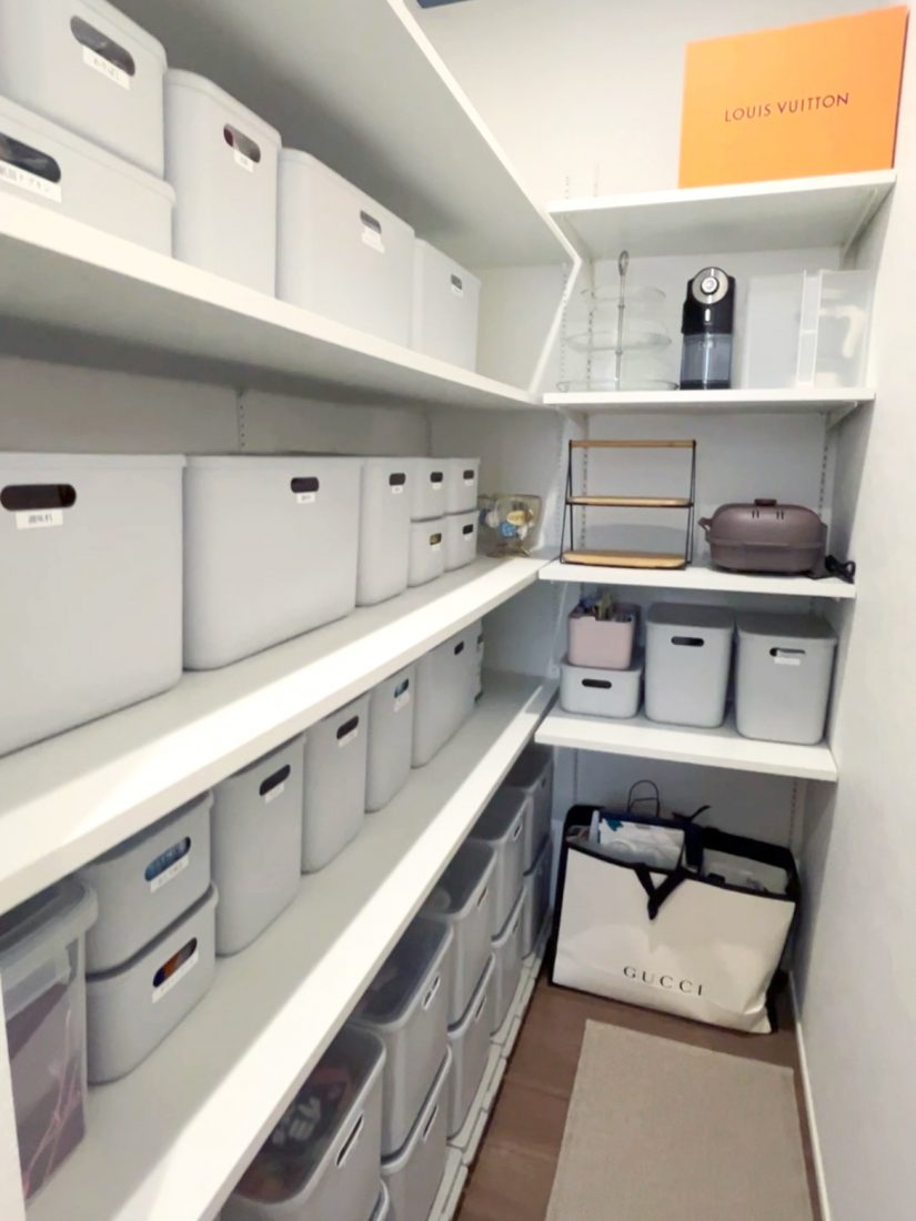 ラベリングされ、スッキリと整えられたパントリー。「使いやすそう」とご友人たちからも羨ましがられるとのこと。