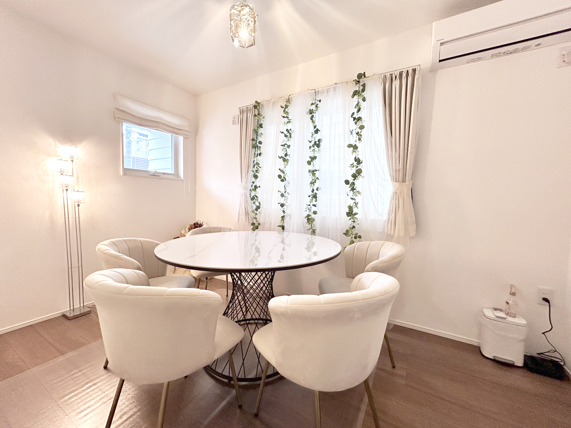 ワンちゃん連れのご友人と過ごす空間「サロン・ド・ダッフィー」。アフタヌーンティーを楽しんだり、ゆったりした時間が流れる場所です。