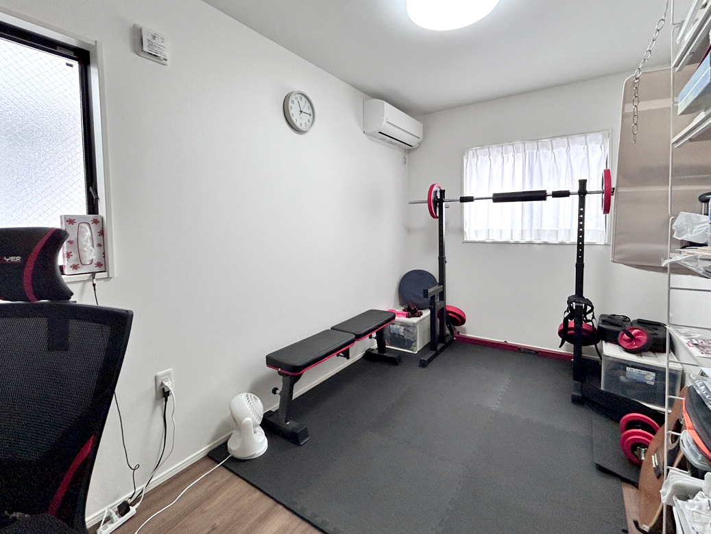 ご主人のお気に入りの空間は自室のジム。プライベートスペースを充実させられるのも戸建ての魅力。