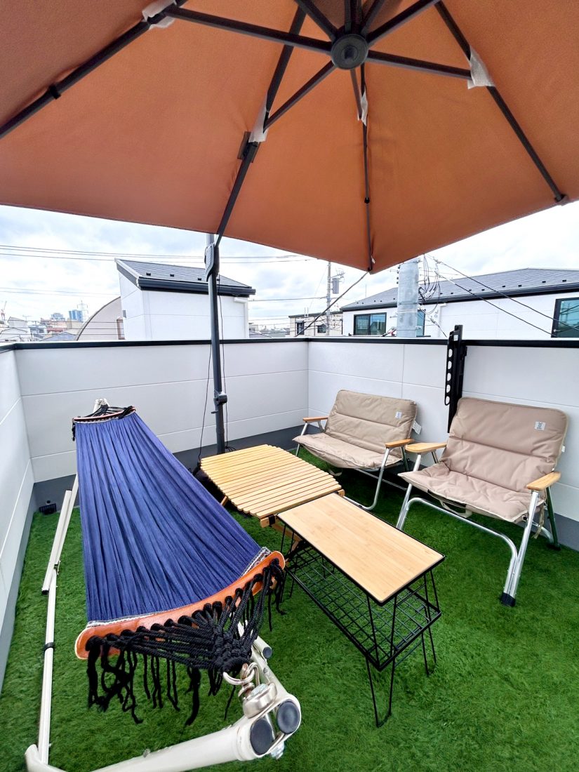 水栓が設けられているので、夏にはプールを出して水遊びも楽しむというルーフバルコニー。広さは6.8帖と広々。