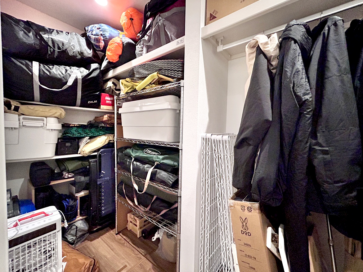 ご夫婦の共通の趣味であるアウトドア用品がしっかりと収まった1階のファミリークローゼット。