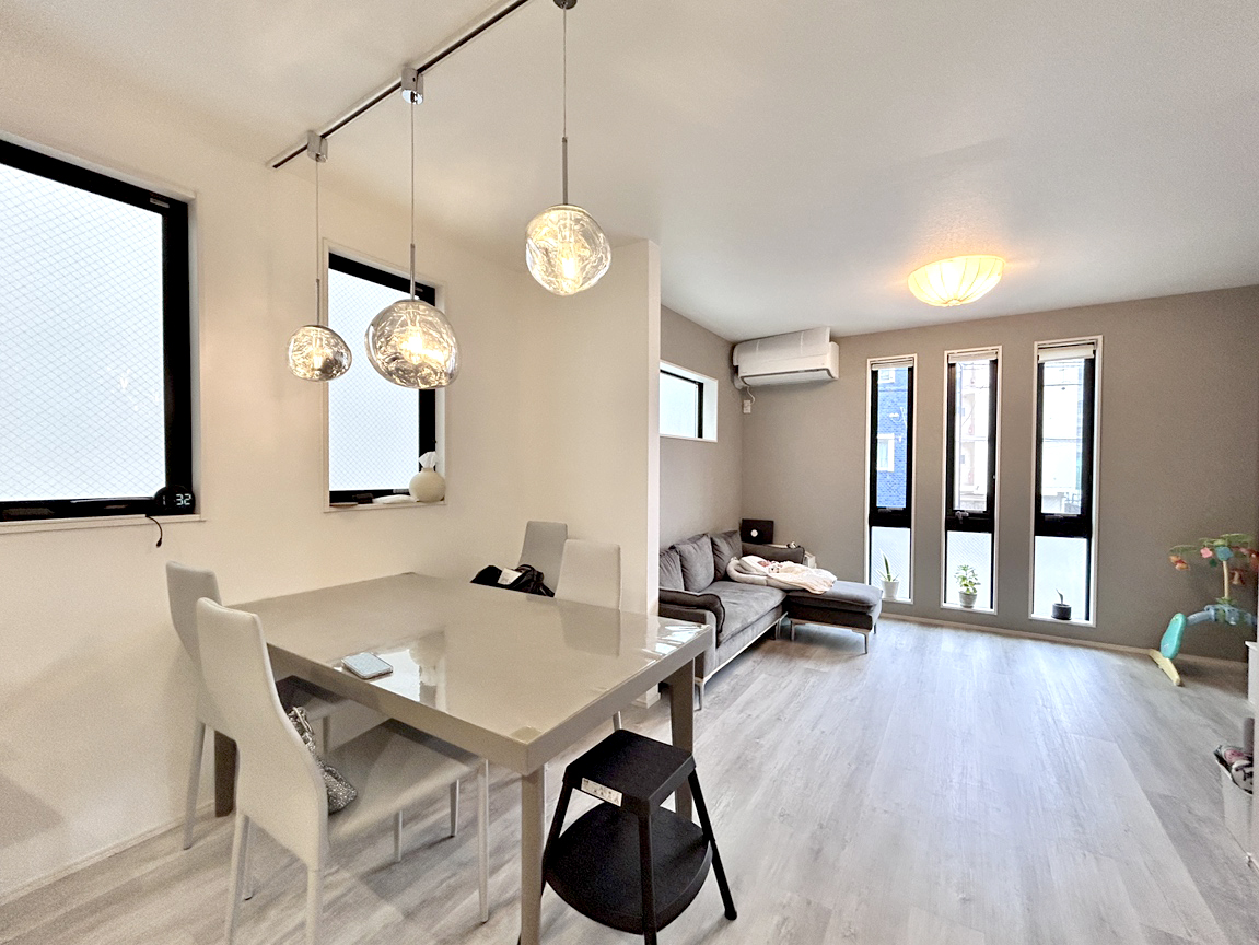 柔らかく陽が射し込む、ご主人お気に入りのリビングダイニング。