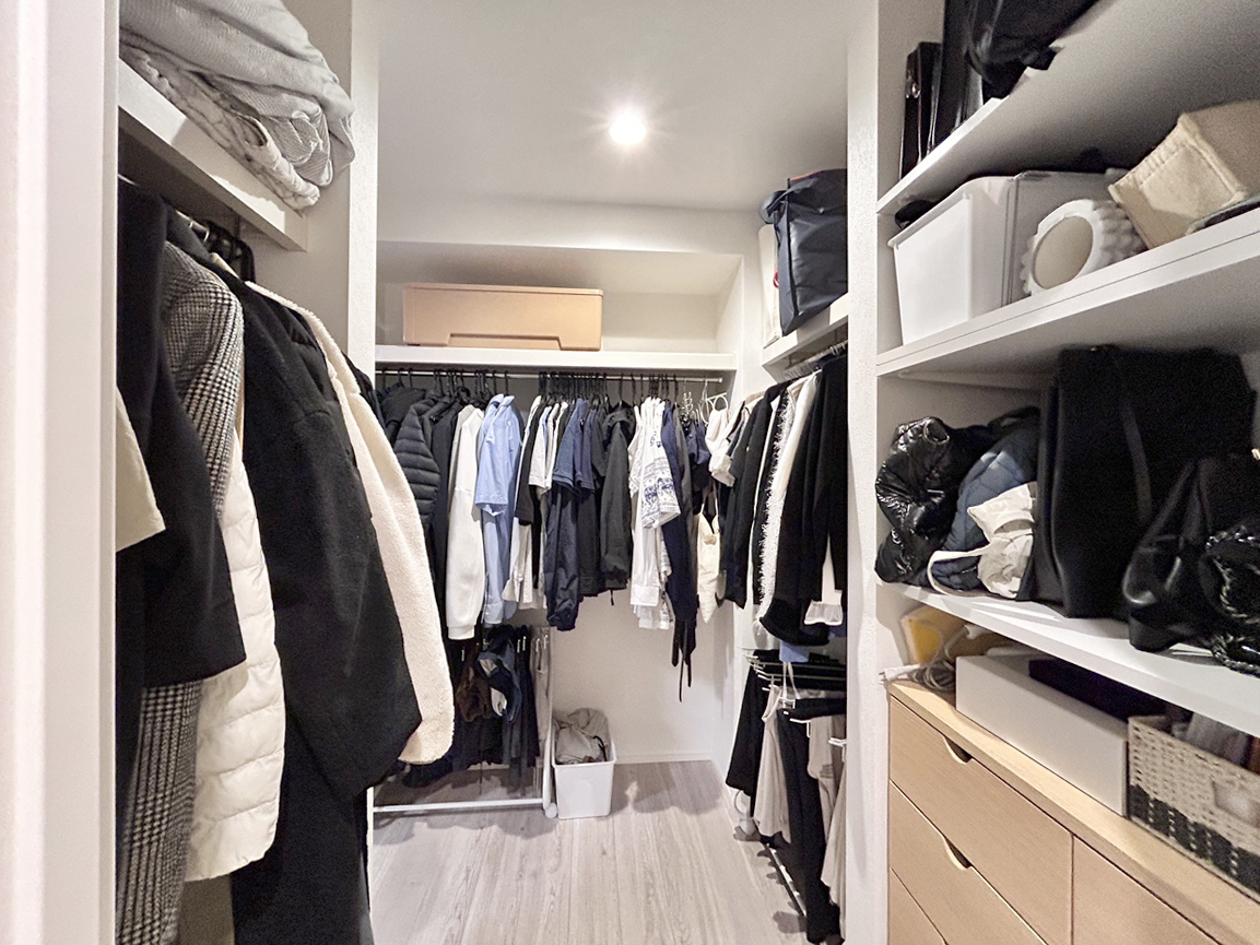 ご主人エリアと奥様エリアに分けて収納をされているウォークインクローゼット。