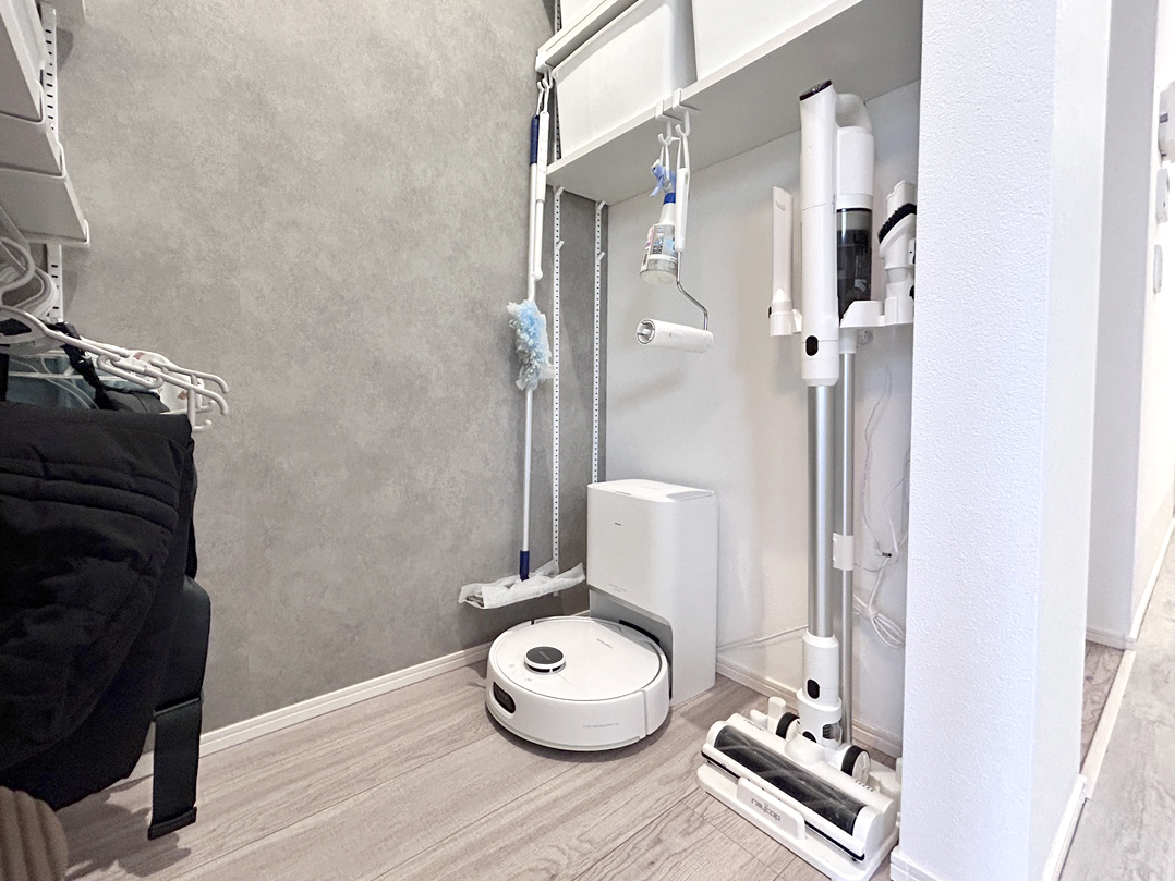 どこも綺麗に整えられているK様邸。掃除の機器や道具もこの通りリビング収納に美しく収まっていました。