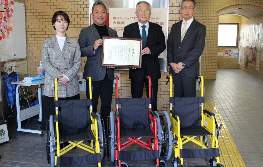 子ども用車いすの寄付